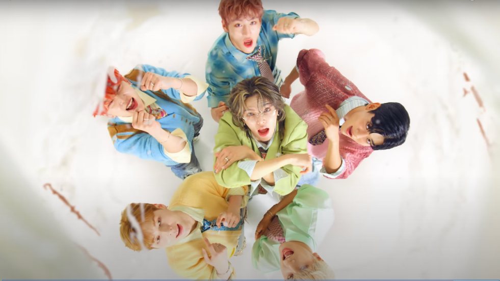 Cena do MV de Vanilla Choco Shake do álbum Sweet Tape do WAKER com todos os membros olhando para a câmera como se estivessem dentro um liquidificador preparando um milkshake