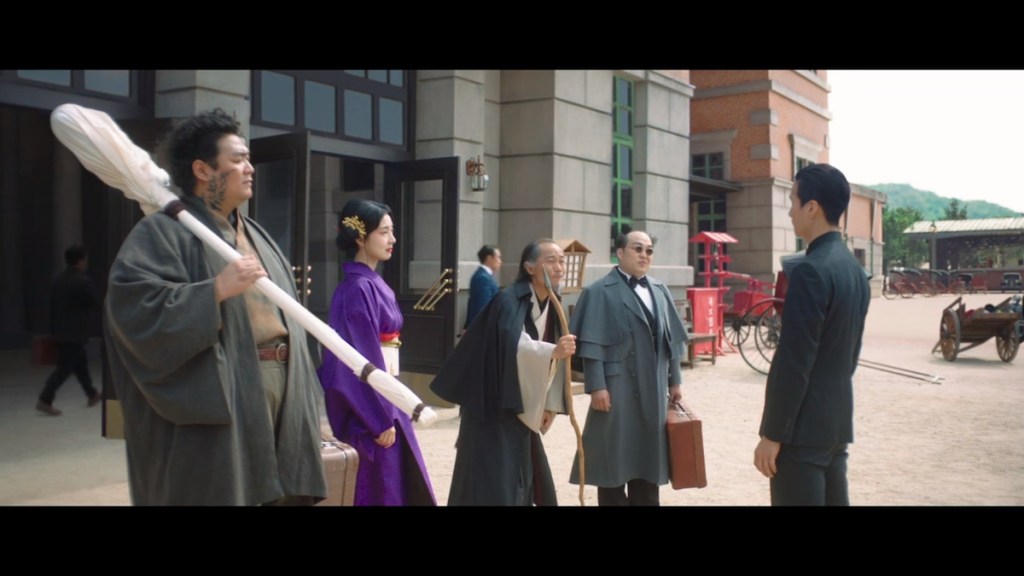 Cena do K-Drama Tale of the Nine Tailed 1938 com a chegada do grupo shinigami