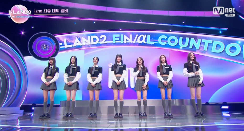 Grupo IZNA formado pelo reality I-Land 2 com Jungeun, Jeemin, Jiyoon, Koko, Sarang, Mai e Saebi no palco durante apresentação final