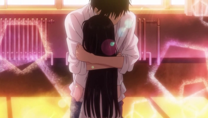 Imagem do anime Kimi ni Todoke com Sawako Kuronuma e Kazehaya Shouta na sala de aula. Kazehaya abraçando Kuronuma