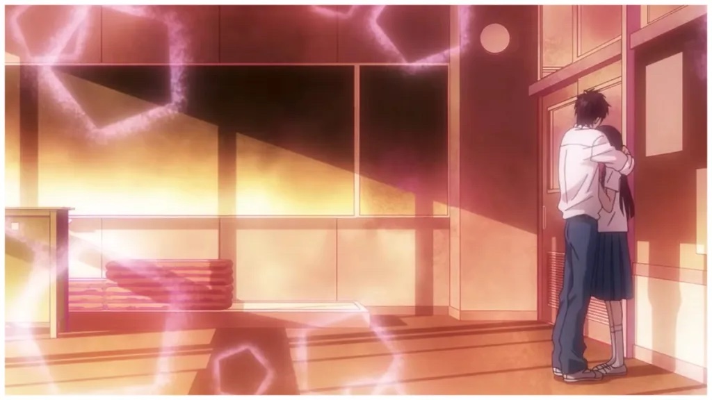 Imagem do anime Kimi ni Todoke com Sawako Kuronuma e Kazehaya Shouta na sala de aula. Kazehaya abraça Kuronuma