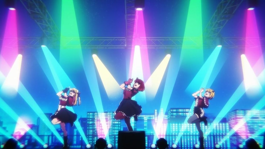 Imagem do anime Oshi no Ko com a Ruby, Kana e Mem-Cho dançando no palco como o grupo de idols B Komachi