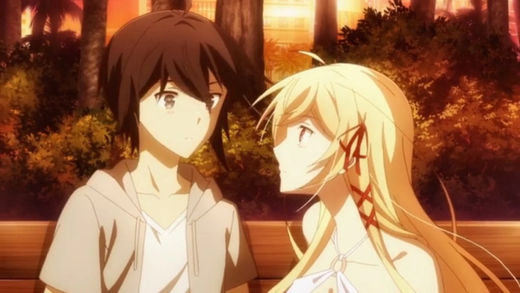 Cena do anime Kimi to Boku no Saigo no Senjou, Aruiwa Sekai ga Hajimaru Seisen (KimiSen) com Alice e Iska olhando um para o outro envergonhados