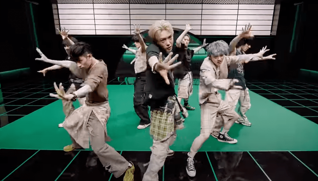 Cena do MV de "도깨비(SHOCK)" do álbum WITNESS do ALL(H)OURS com coreografia e movimento de mãos