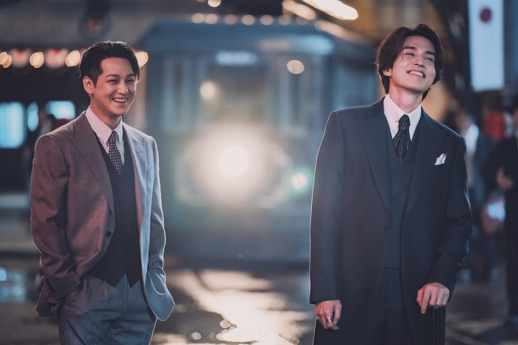 Cena do K-Drama Tale of the Nine Tailed 1938 com Lee Rang e Lee Yeon  em um momento de descontração