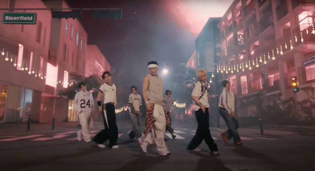 Cena do MV de "XO (Only If You Say Yes)" do álbum ROMANCE : UNTOLD do ENHYPEN com cena de coreografia com todos os membros: Sunghoon, Ni-ki, Heeseung, Jay, Sunno, Jake e Jungwon