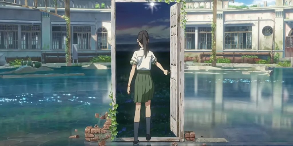Cena do filme de Makoto Shinkai Suzume no Tojimari, Suzume está abrindo uma porta isolado no meio de uma área abandonada