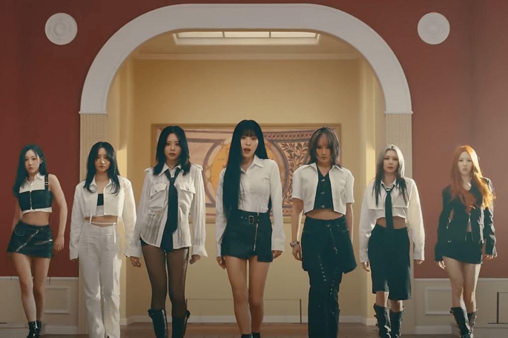 Cena do MV de "JUSTICE" do álbum [VirtuouS] do Dreamcatcher com todas as integrantes olhando para a câmera, uma ao lado da outra