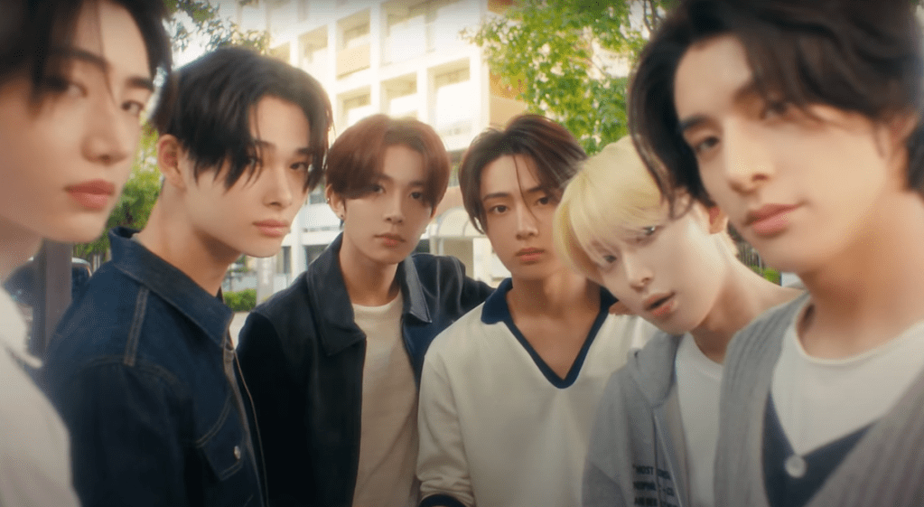 Cena do MV de "XO (Only If You Say Yes)" do álbum ROMANCE : UNTOLD do ENHYPEN com Sunghoon, Ni-ki, Heeseung, Jay, Sunno e Jake olhando para a câmera