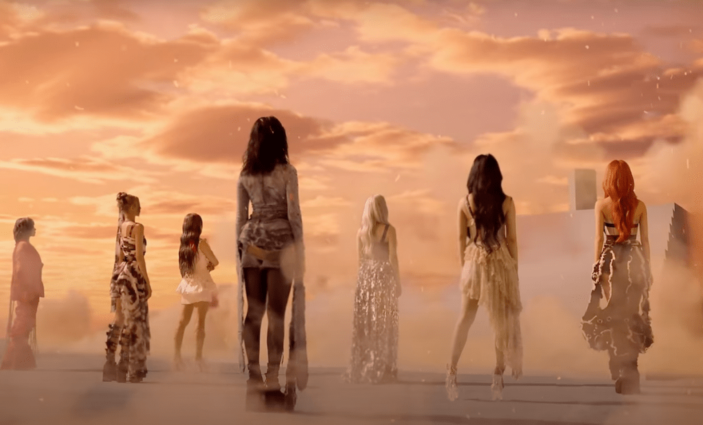 Cena do MV de "JUSTICE" do álbum [VirtuouS] do Dreamcatcher com todas as integrantes em um cenário de cores pastéis, de costas para a câmera e olhando para o alto