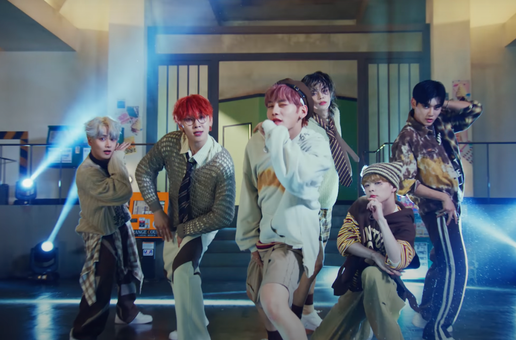 Cena do MV de Vanilla Choco Shake do álbum Sweet Tape do WAKER com todos os membros dançando enquanto olham para a câmera