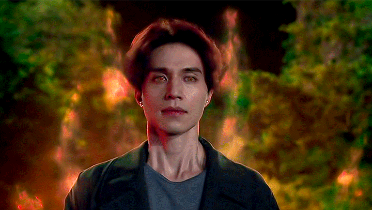 Gif com cena do K-Drama Tale of the Nine Tailed com Lee Yeon no seu modo gumiho, olhos de raposa e as nove caudas