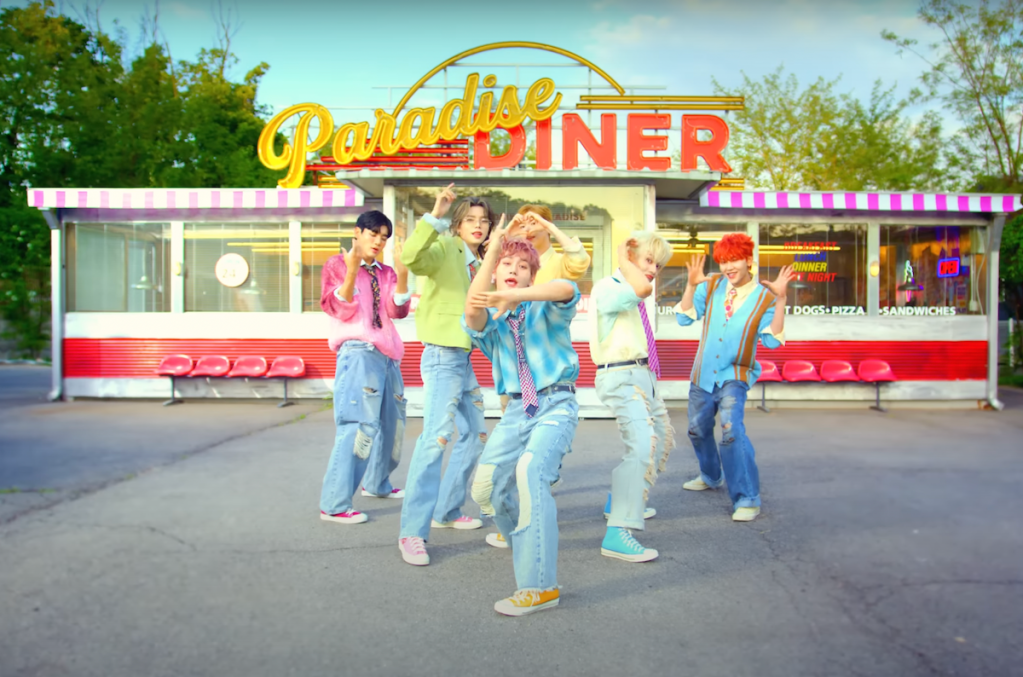 Cena do MV de Vanilla Choco Shake do álbum Sweet Tape do WAKER com todos os membros dançando enquanto olham para a câmera
