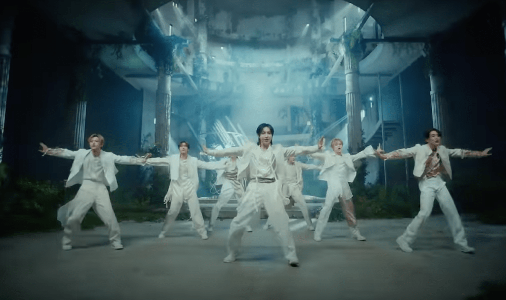 Cena do MV de "Rains in Heaven", single em inglês do NCT Dream com os membros dançando