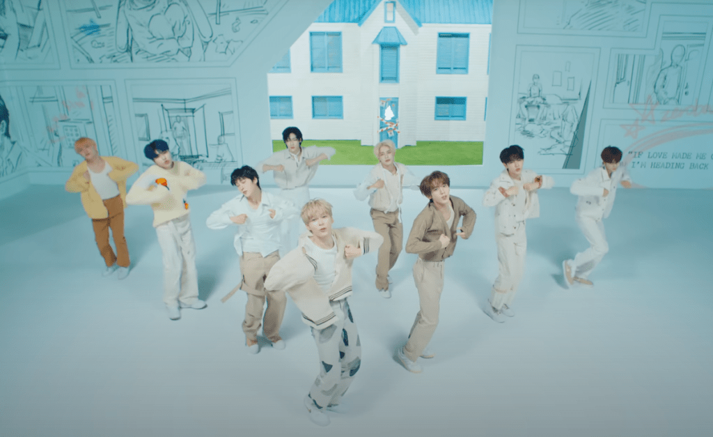 Cena do MV de "GOOD SO BAD" do ZEROBASEONE com todos os membros dançando em um cenário com sketches de uma história em quadrinhos