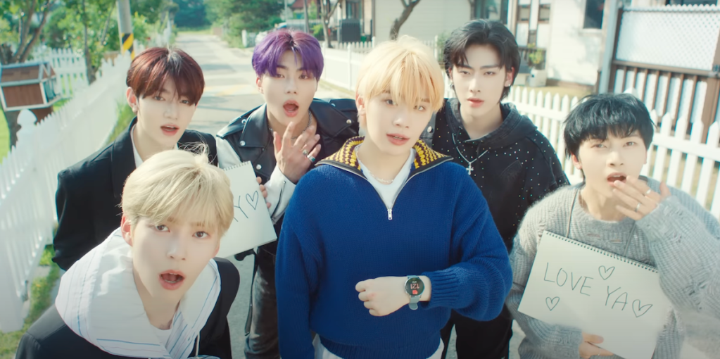 Cena do MV de "GOOD SO BAD" do ZEROBASEONE com todos os membros olhando para a câmera