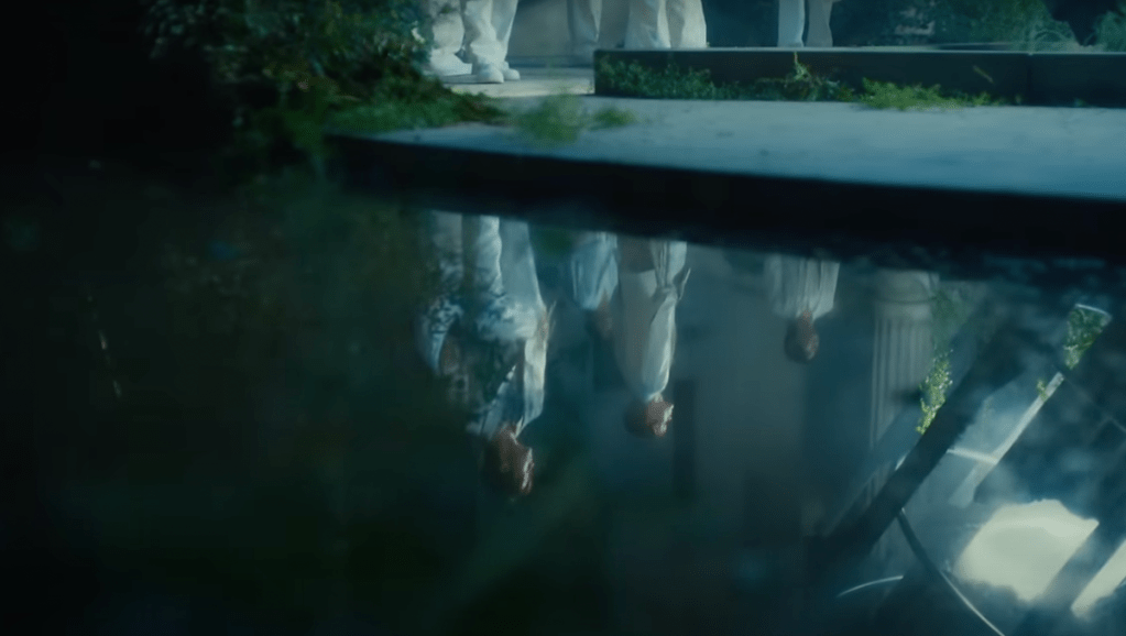 Cena do MV de "Rains in Heaven", single em inglês do NCT Dream com reflexo de alguns membros na água
