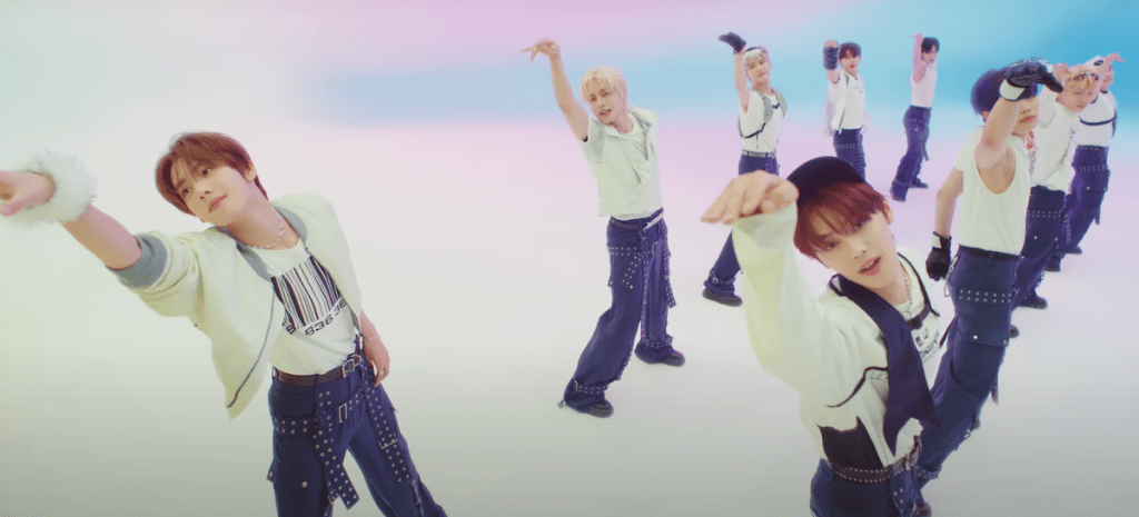 Cena do MV de "GOOD SO BAD" do ZEROBASEONE com todos os membros dançando em uma pose divertida