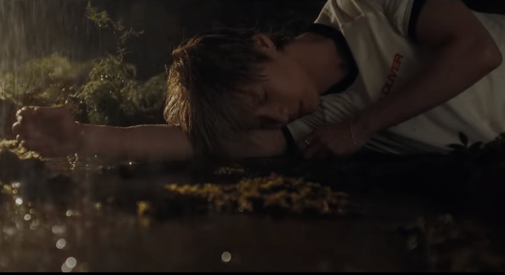 Cena do MV de "Sexy In The Air" do álbum ETERNAL do Taemin, com ele deitado no chão e com os olhos fechados