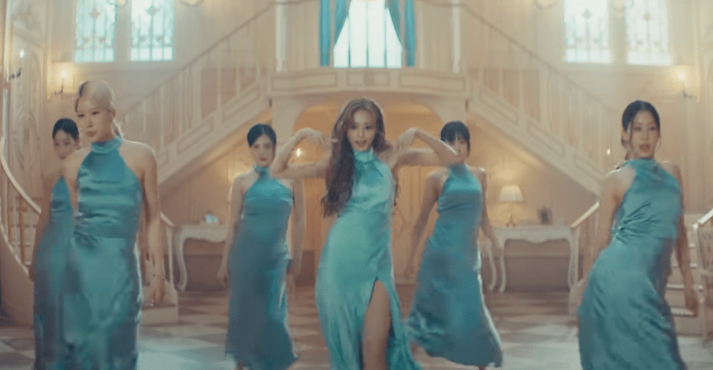 Cena do MV de "Run Away" do álbum abouTZU, marcando o solo de Tzuyu, que aparece dançando com um vestido azul ao lado de dançarinas usando a mesma roupa