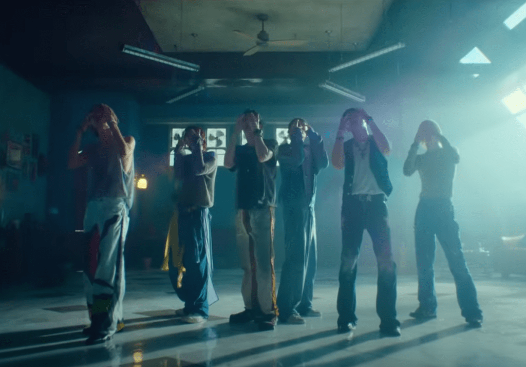 Cena do MV de "SAD SONG" do P1Harmony com todos os membros com as mãos na cabeça em um trecho da coreografia