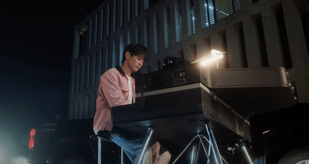 Cena do MV de "Call Back", que marca o comeback do Minho do SHINee com seu primeiro álbum. Minho toca piano na rua durante a noite