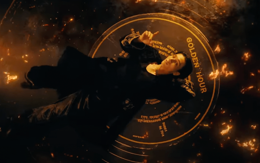 Cena do MV de "Ice On My Teeth" do álbum Golden Hour do ATEEZ com um disco visto de cima