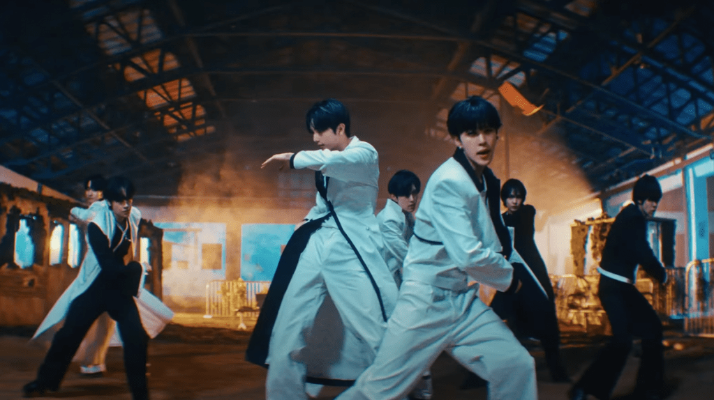 Cena do MV de "UNIVERSE" do álbum Youth Chapter 2: YOUTH DEFICIENCY do EPEX com todos os membros dançando