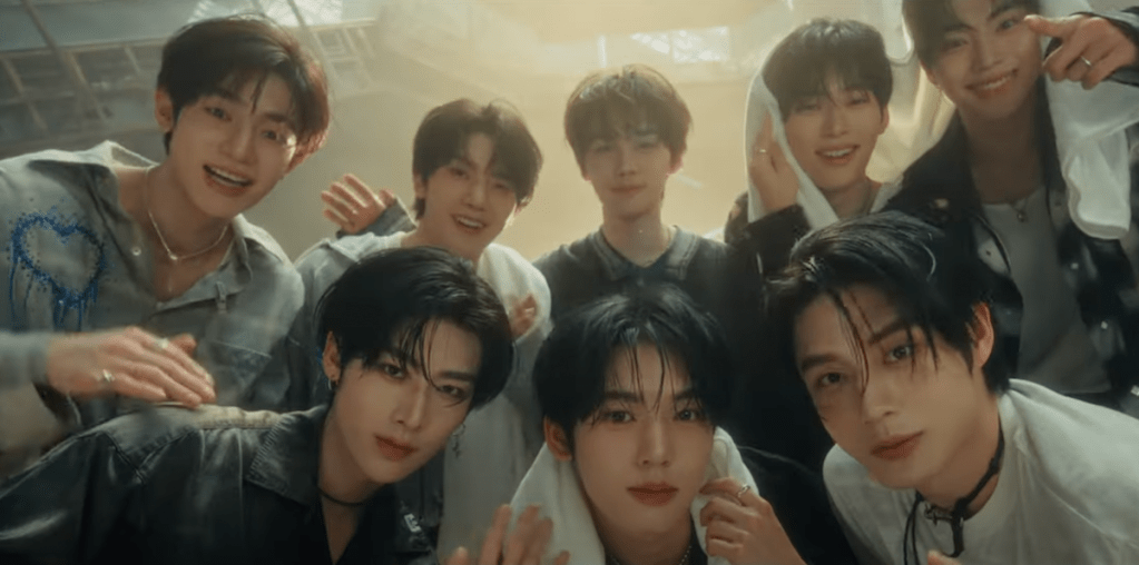 Cena do MV de "BLUE" do álbum Blue Paradise do ZB1. Os meninos estão olhando para a câmera