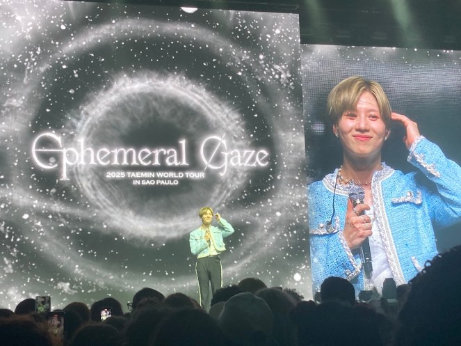 Show do Taemin no Brasil com a turnê Ephemeral Gaze. No palco, com o nome do tour no telão, Taemin interage com os fãs