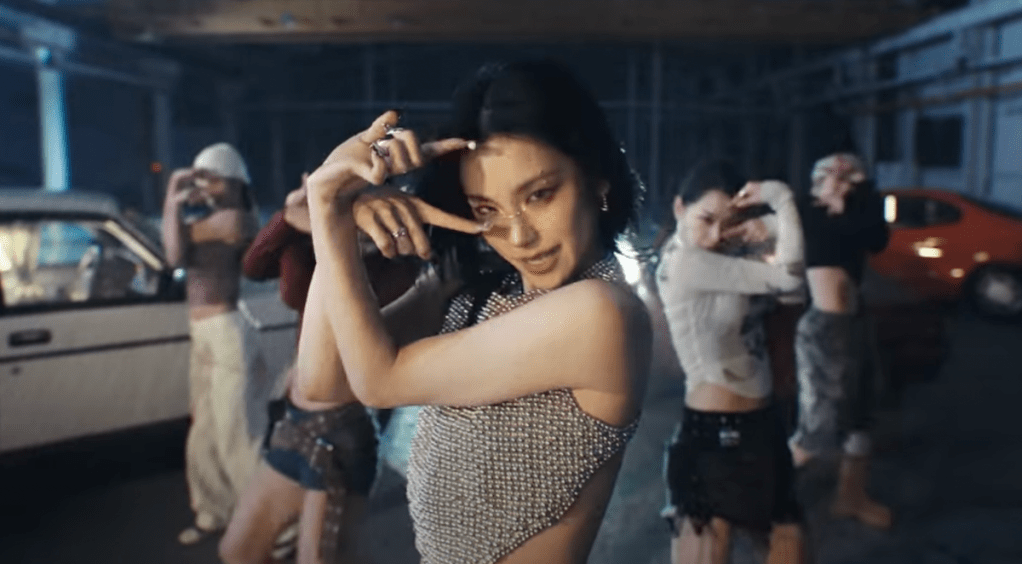 Cena do MV de Air do álbum de debut solo da Yeji [Itzy]. Na imagem, ela está dançando