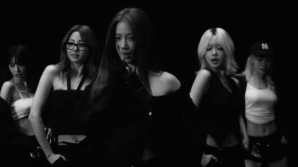 Cena do MV de "HOT" do LE SSERAFIM, com as meninas dançando em um fundo preto e toda a imagem em preto e branco