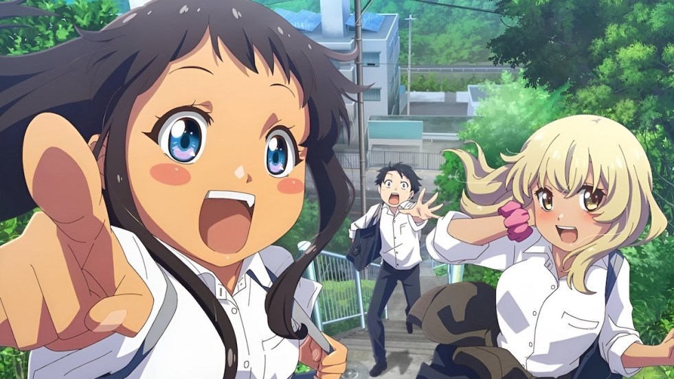 Imagem do anime Okitsura com Hina e Kana sorrindo, enquanto Teru tenta alcançá-las