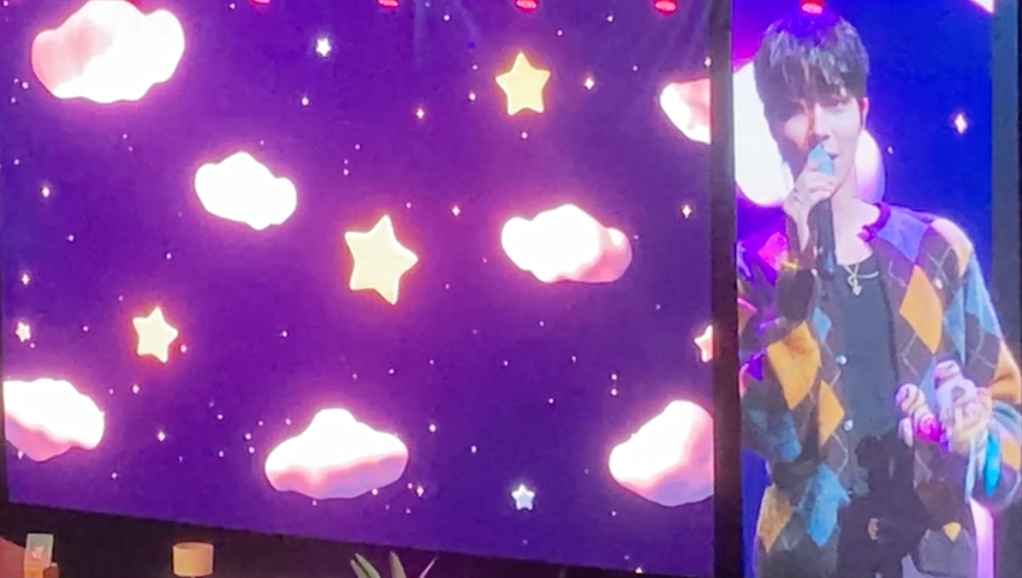 Imagem do telão com Hwang In Youp olhando para a câmera durante o tour In Love no Brasil