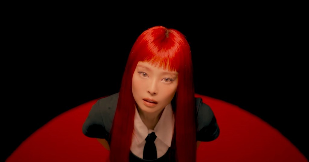 Jennie com o cabelo ruivo em imagem promocional para o lançamento do álbum RUBY