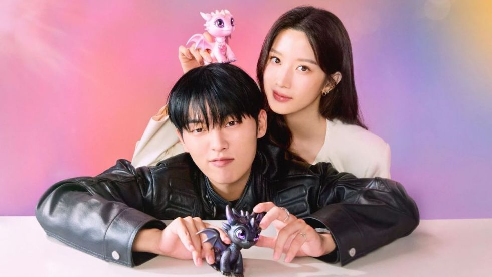 Capa do K-Drama My Dearest Nemesis com os protagonistas Ban Joo-Yeon (Choi Hyun-Wook) e Baek Soo-Jung (Moon Ka-Young) juntos segurando bonequinhos de dragões