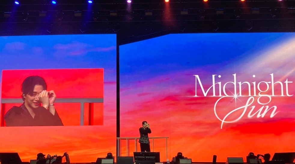 Lee Junho no Brasil durante o fan-con Midnight Sun, fazendo um coração com as mãos para os fãs