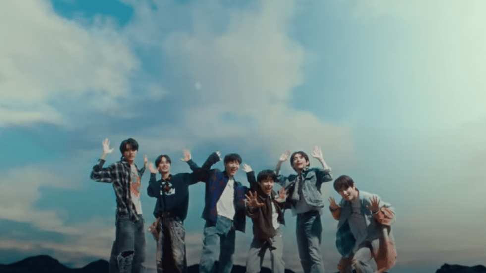 Cena do MV de "Unfreeze" com todos os membros do TEMPEST à vontade, sorrindo e se divertindo