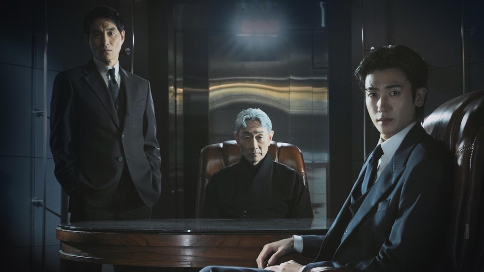 Cena do K-Drama Buried Hearts em uma sala escura com Lee Hae-Young, Yeom Jang-Sun e Park Hyung-Sik