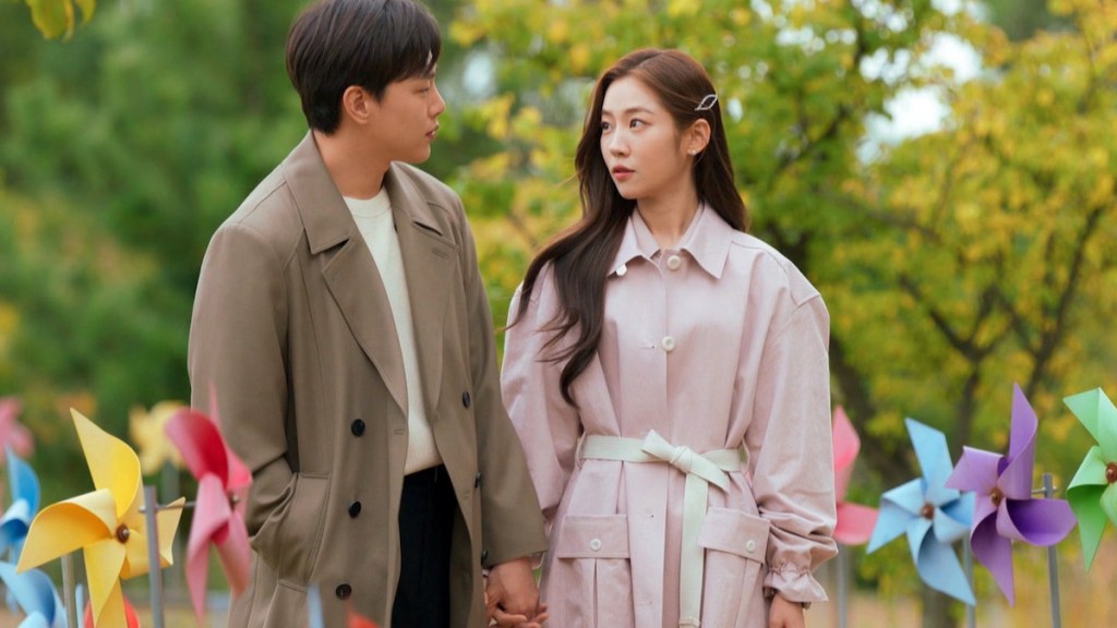 Cena do K-Drama Love, Andante com Kwon Hyun-Bin (Im Ju-Hyeong) e Song Ji-Woo (Ha Na-Gyeong) de mãos dadas, andando ao ar livre, enquanto olham um para o outro