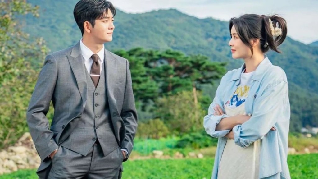 Cena do K-Drama The Potato Lab com Lee Sun-Bin (Kim Mi-Kyung) e Kang Tae-Oh (So Baek-Ho) em um campo de batatas ao ar livre