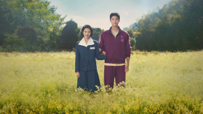 Imagem promocional do K-Drama When Life Gives You Tangerines com IU e Park Bo-Gum em um campo florido