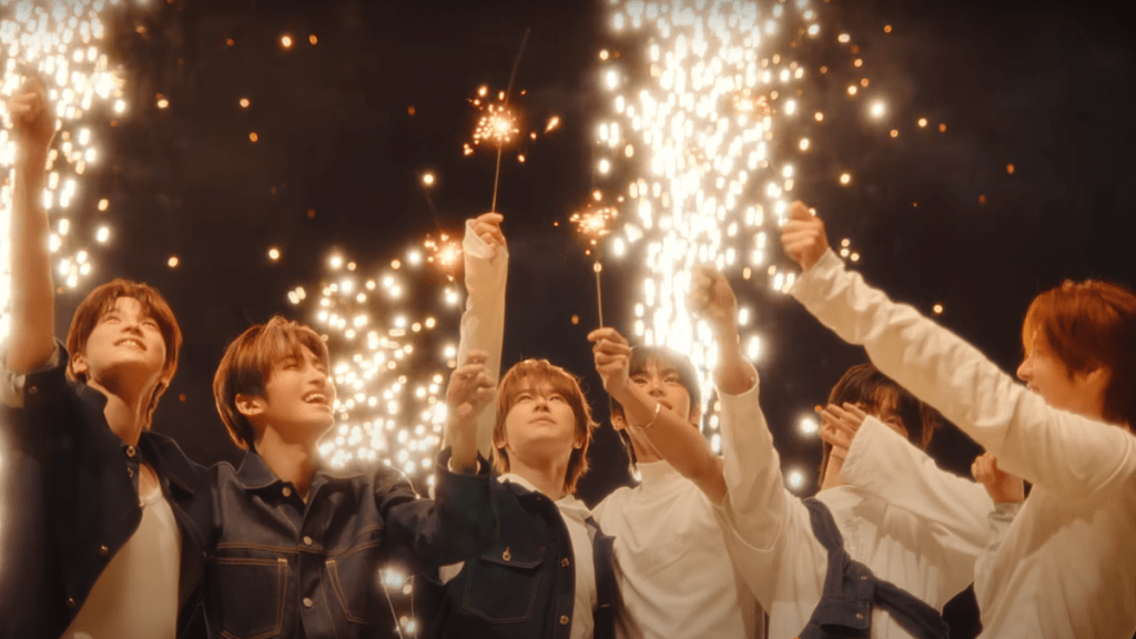Cena do MV de Countdown! do álbum TRY WITH US do TWS, mostrando os meninos com fogos de artifício nas mãos