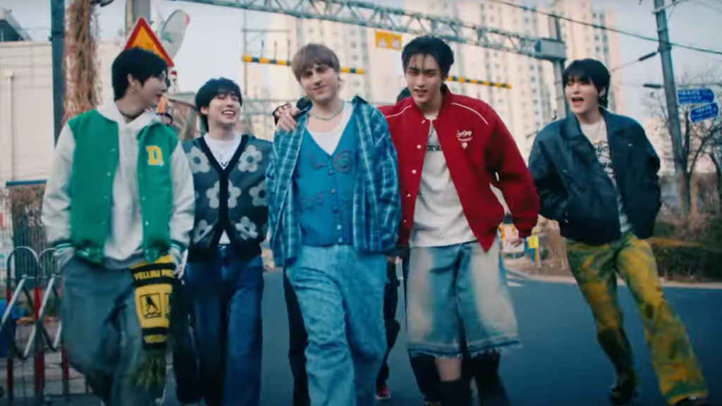 Cena do MV do single "so nice" em um cenário urbano coreano com os meninos do EPEX andando ao lado de Alan, do duo joan
