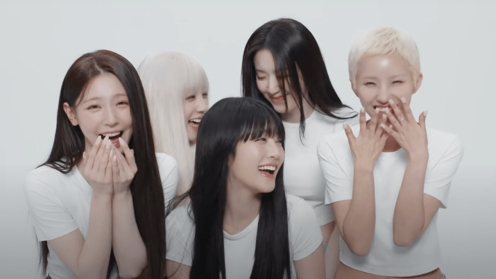 Cena do MV de "Good Thing" do álbum We are do i-dle com as meninas de branco em um fundo todo branco