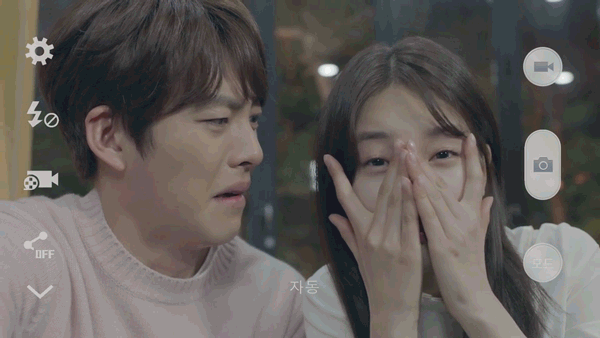 Gif com cena do K-Drama Uncontrollably Fond com Kim Woo-Bin (Shin Joon-Young) e Bae Suzy (No Eul) brincando de fazer pose para a câmera