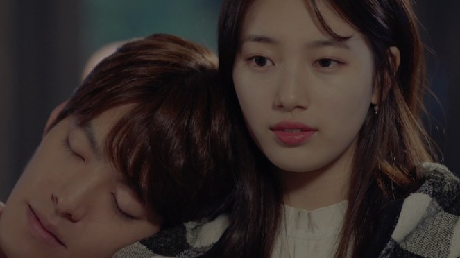 Cena do K-Drama Uncontrollably Fond com Kim Woo-Bin (Shin Joon-Young) deitado no ombro de Bae Suzy (No Eul)