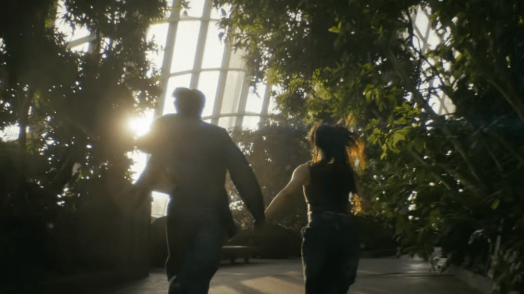 Cena do MV de "Don't Say You Love Me" do álbum Echo com Jin (BTS) e a atriz Shin Se-kyung correndo em um cenário cheio de plantas e a luz do sol à frente