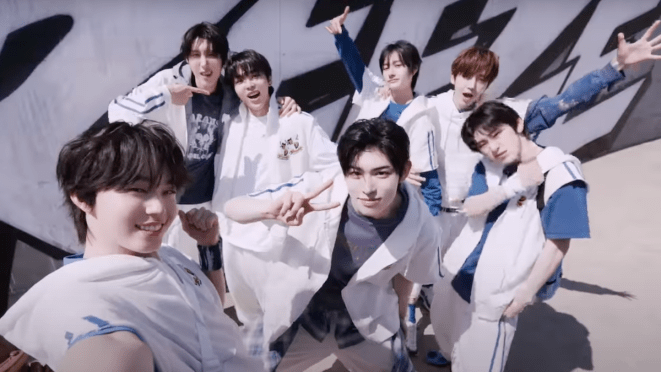 Cena do MV de "Freeze" do álbum Kick Out, Flip Now! do KickFlip com todos vertidos de branco enquanto posam para a câmera