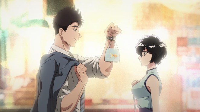 Imagem do anime Kowloon Generic Romance com Kudou e Reiko frente a frente, fundo claro e Kudou segurando um pacotinho com um peixe dourado